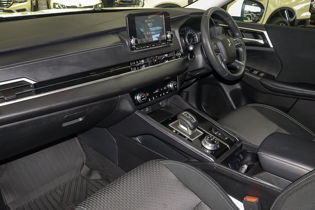 2023 Mitsubishi Outlander ES ZM