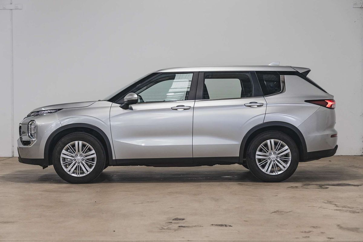 2023 Mitsubishi Outlander ES ZM