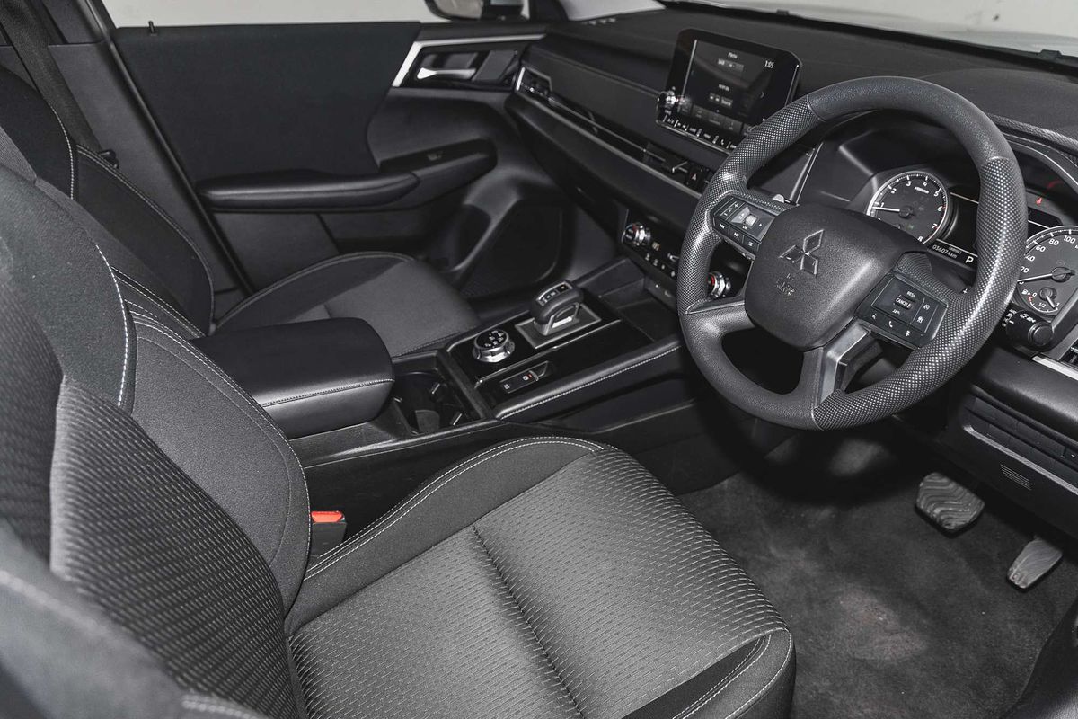 2023 Mitsubishi Outlander ES ZM