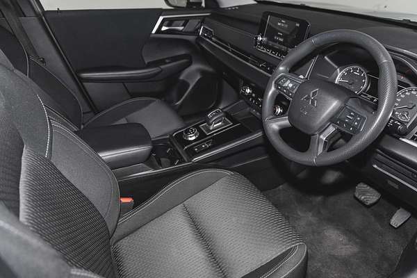 2023 Mitsubishi Outlander ES ZM