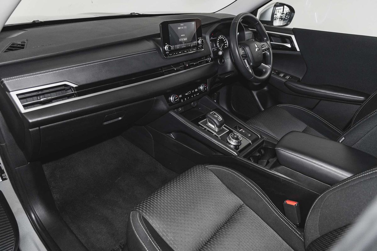 2023 Mitsubishi Outlander ES ZM