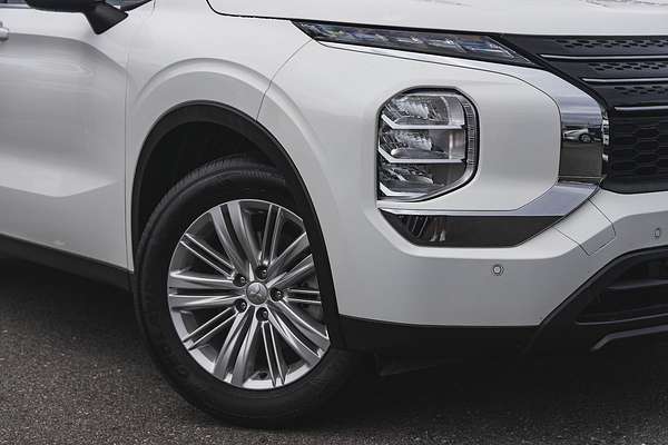 2023 Mitsubishi Outlander ES ZM