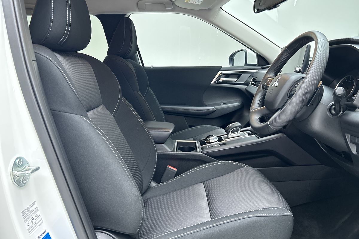 2024 Mitsubishi Outlander LS ZM