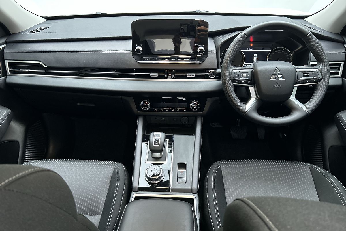 2024 Mitsubishi Outlander LS ZM