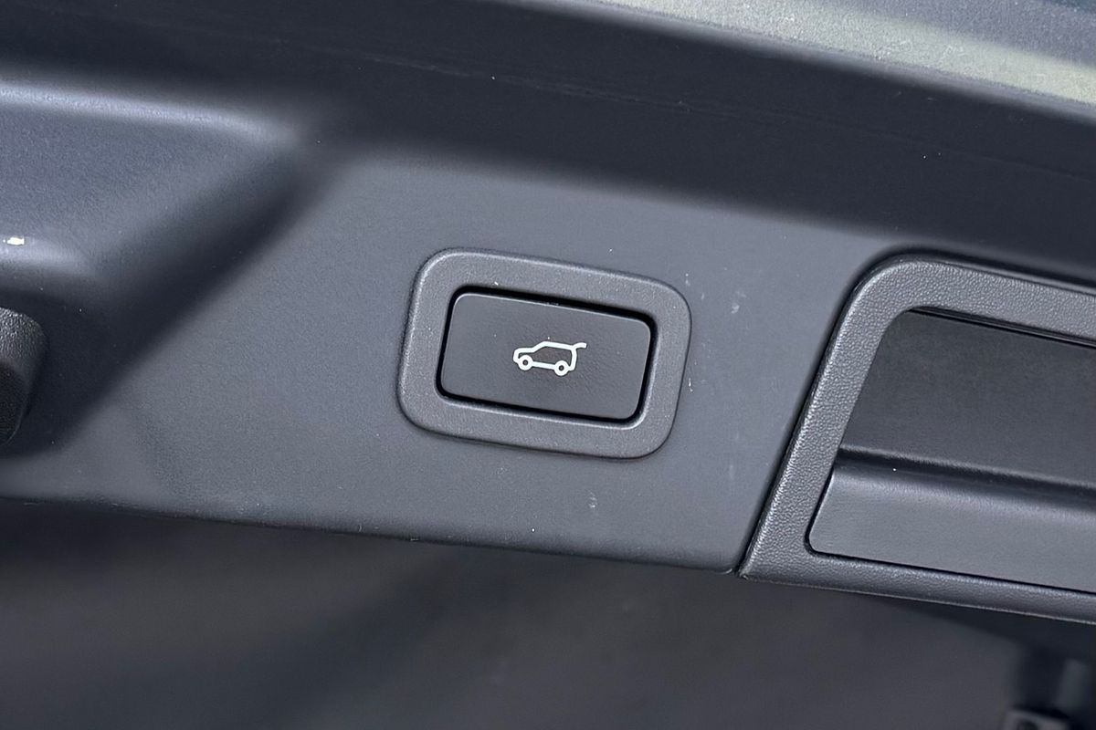 2019 Land Rover Range Rover Velar D240 SE L560