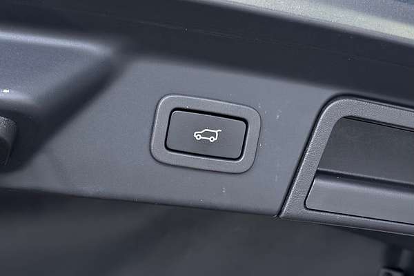 2019 Land Rover Range Rover Velar D240 SE L560