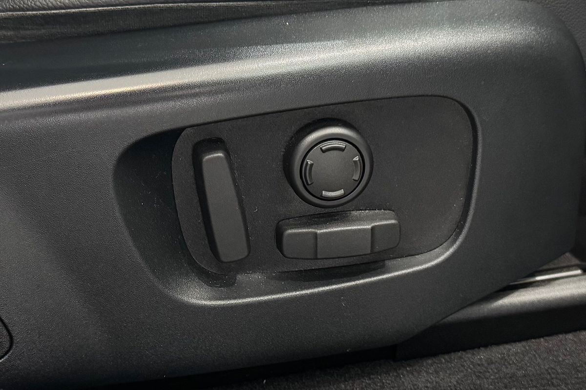 2019 Land Rover Range Rover Velar D240 SE L560