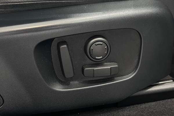 2019 Land Rover Range Rover Velar D240 SE L560