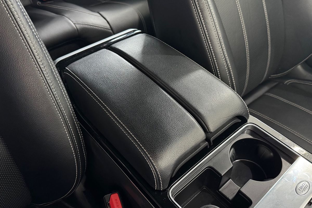 2019 Land Rover Range Rover Velar D240 SE L560