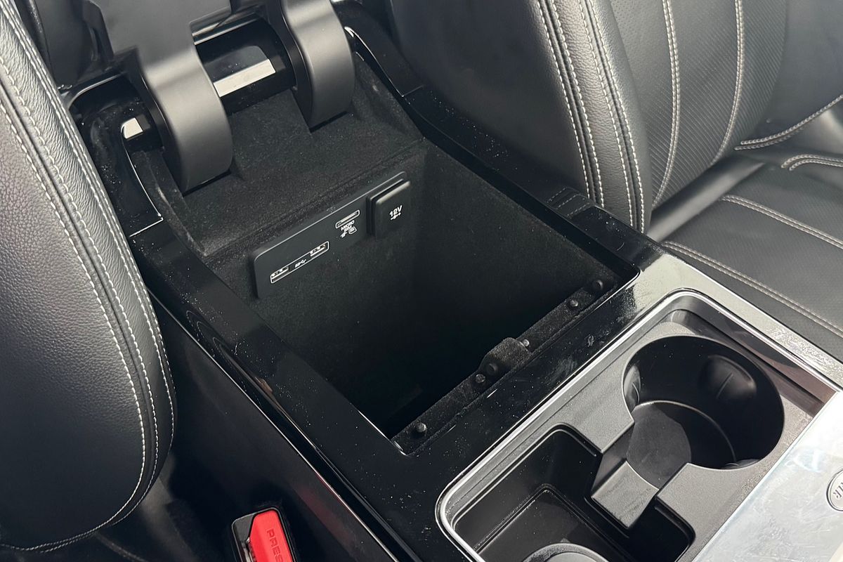 2019 Land Rover Range Rover Velar D240 SE L560