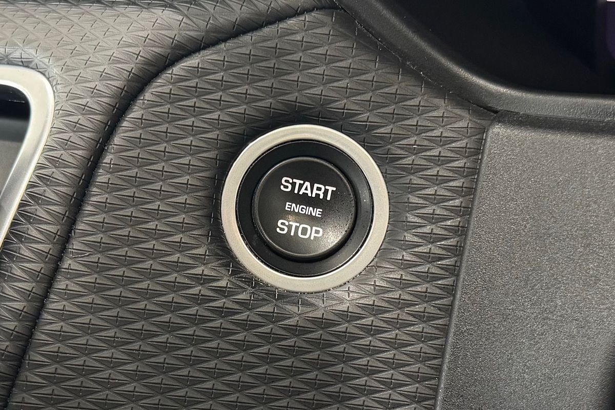 2019 Land Rover Range Rover Velar D240 SE L560