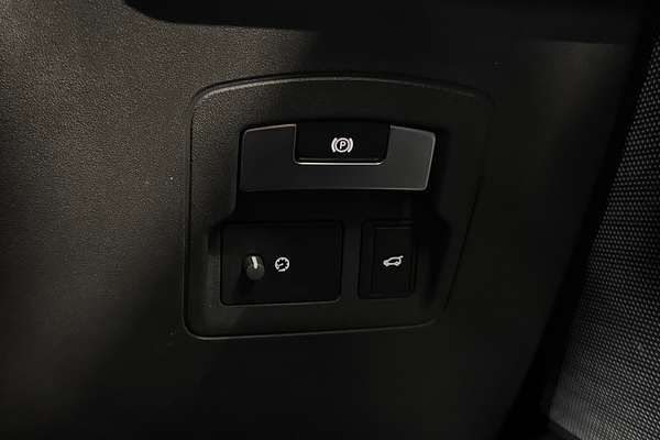 2019 Land Rover Range Rover Velar D240 SE L560