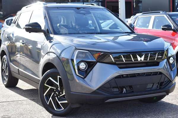 2025 Mahindra XUV3XO AX7L