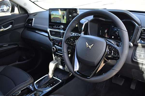 2025 Mahindra XUV3XO AX7L