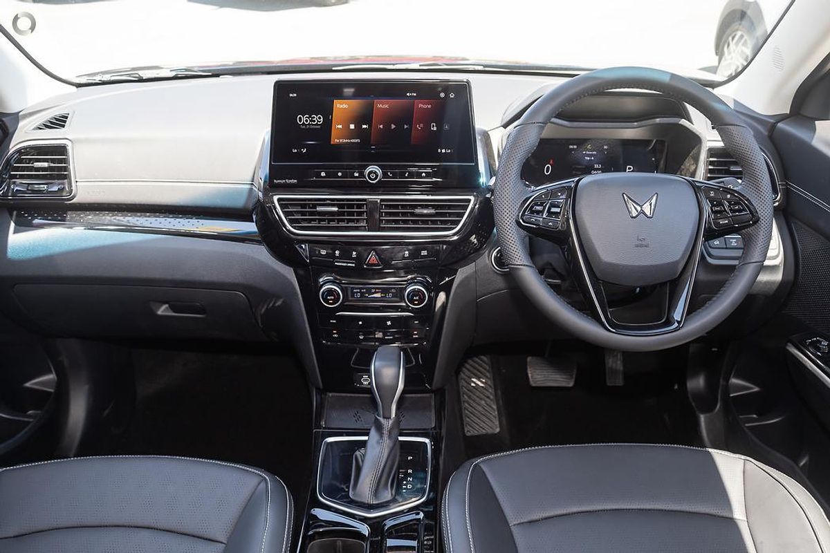 2025 Mahindra XUV3XO AX7L