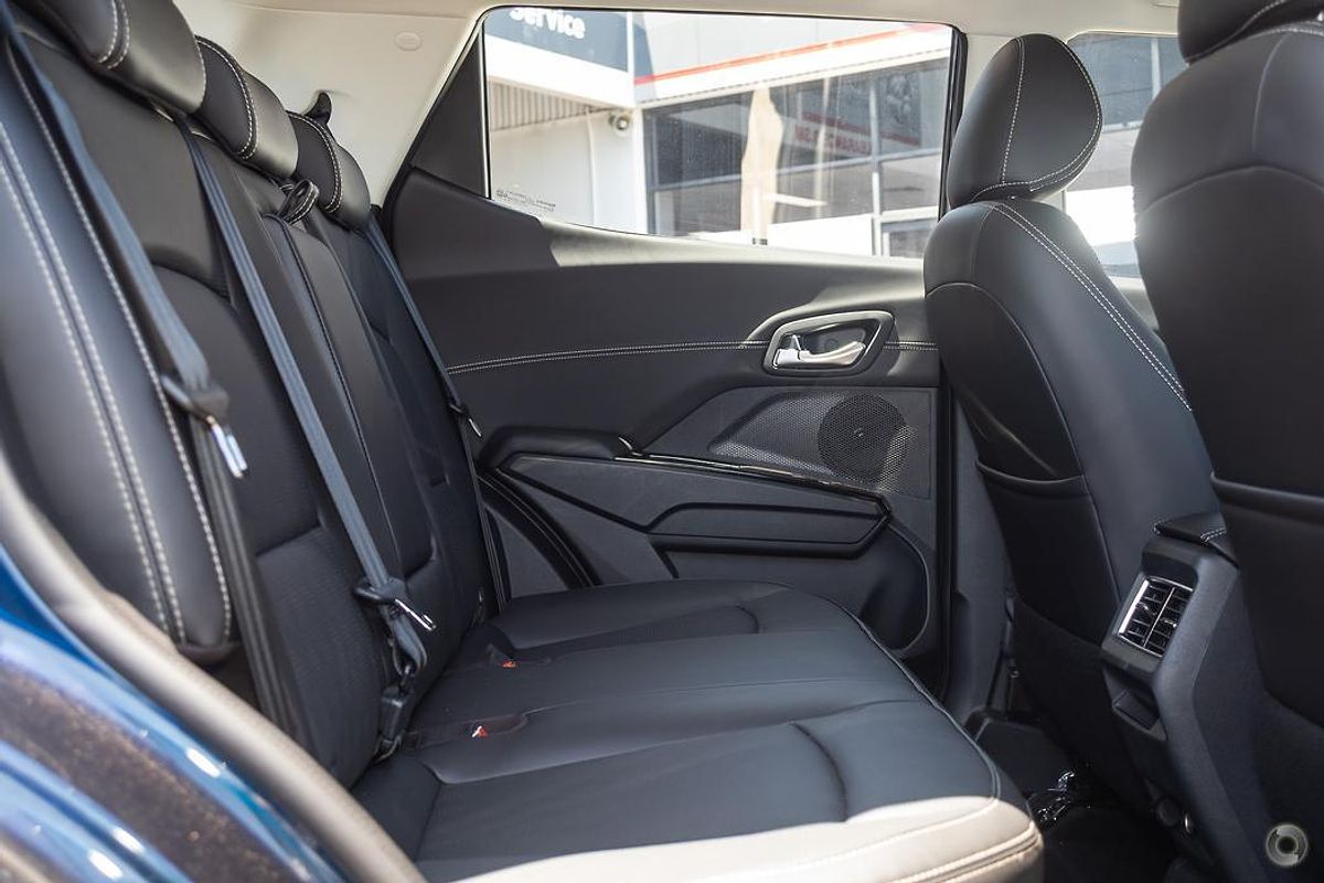 2025 Mahindra XUV3XO AX7L