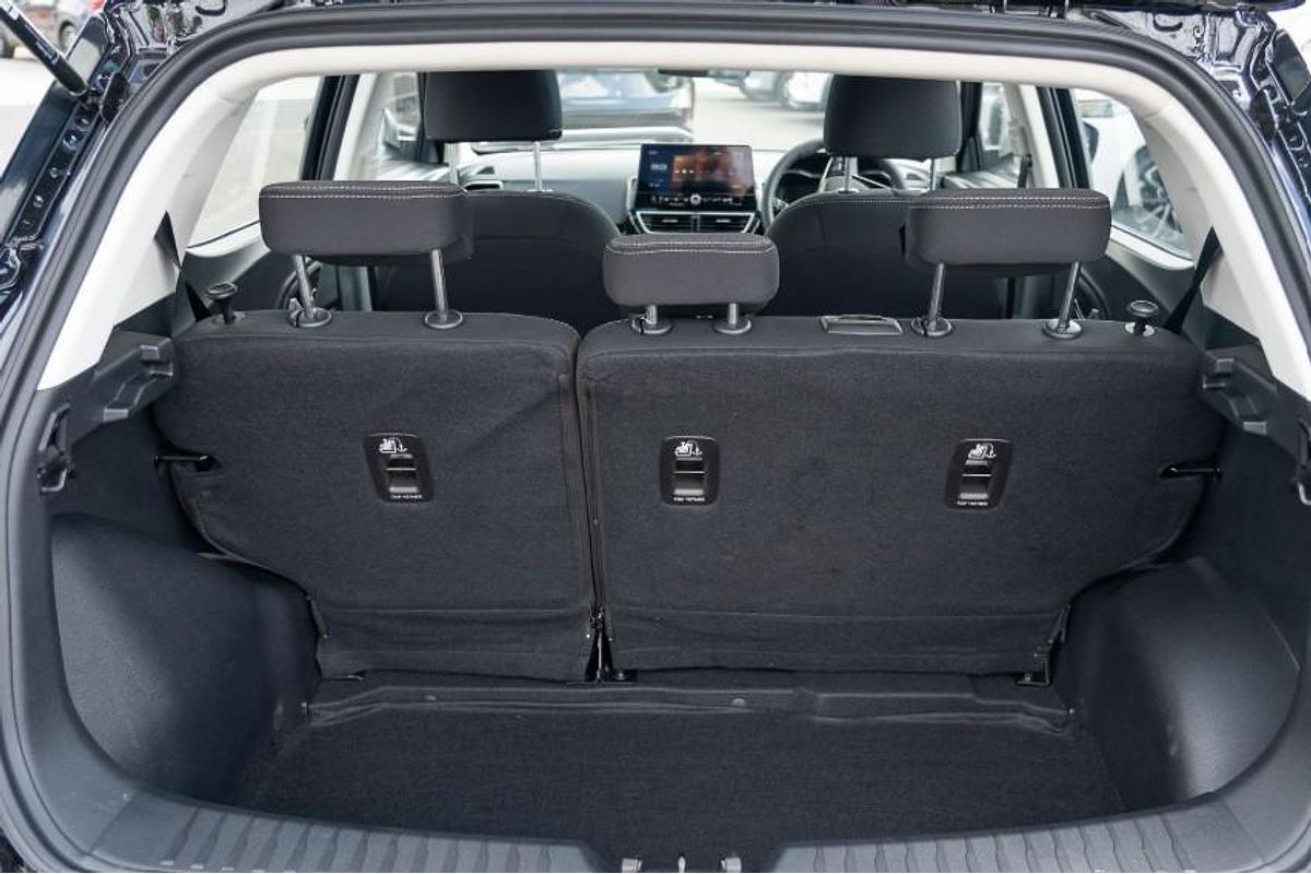 2025 Mahindra XUV3XO AX5L