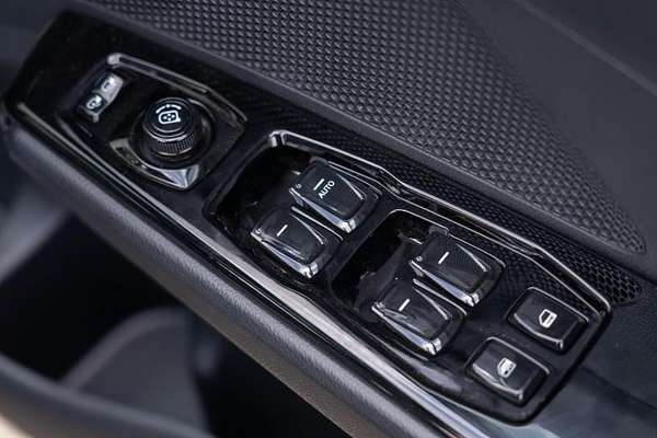 2025 Mahindra XUV3XO AX5L