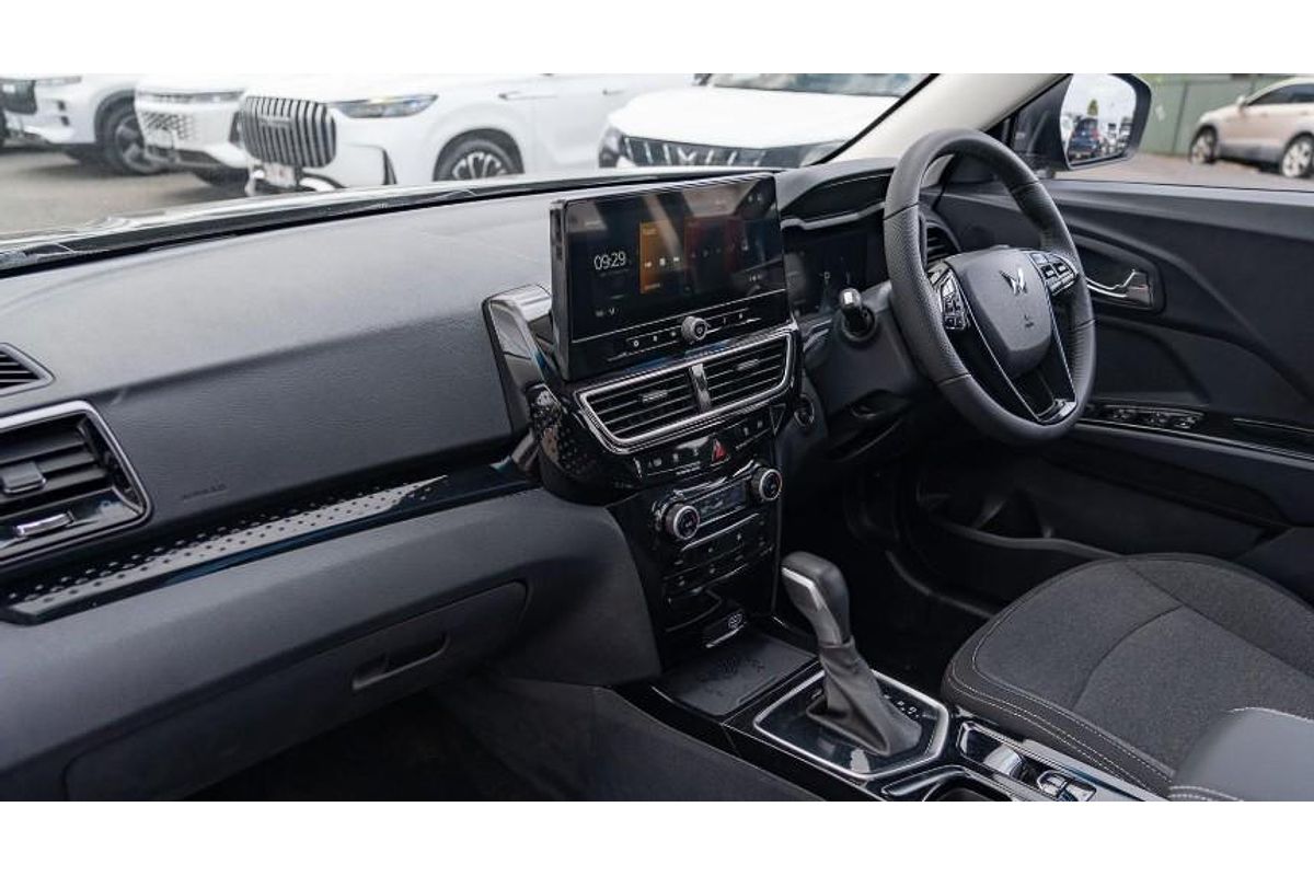 2025 Mahindra XUV3XO AX5L