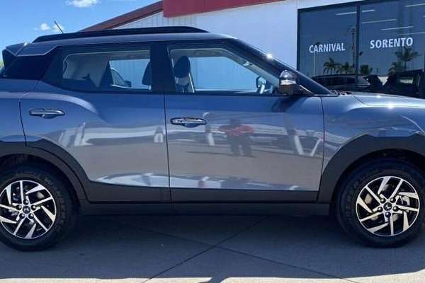 2025 Mahindra XUV3XO AX5L