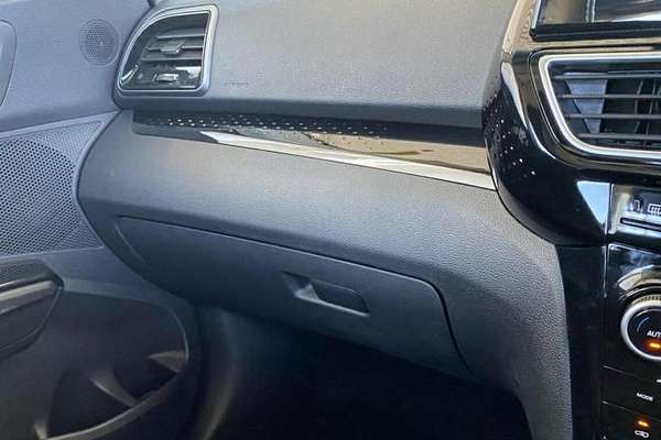 2025 Mahindra XUV3XO AX5L