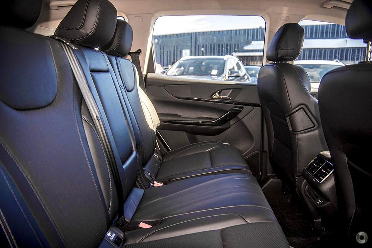 2025 Mahindra XUV700 AX7L