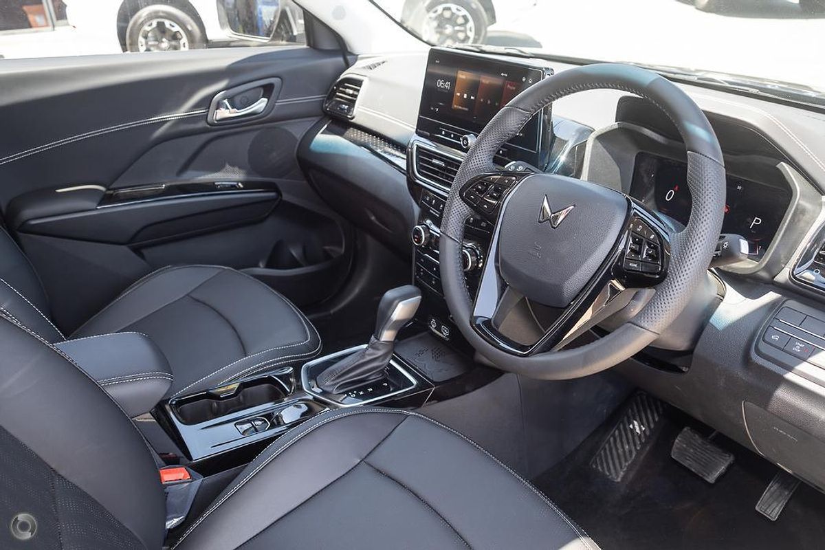 2025 Mahindra XUV3XO AX7L