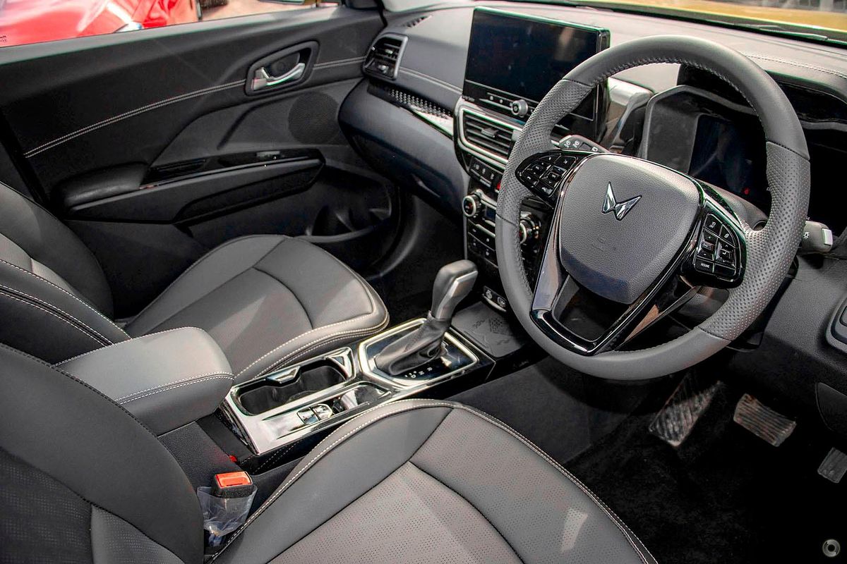 2025 Mahindra XUV3XO AX7L