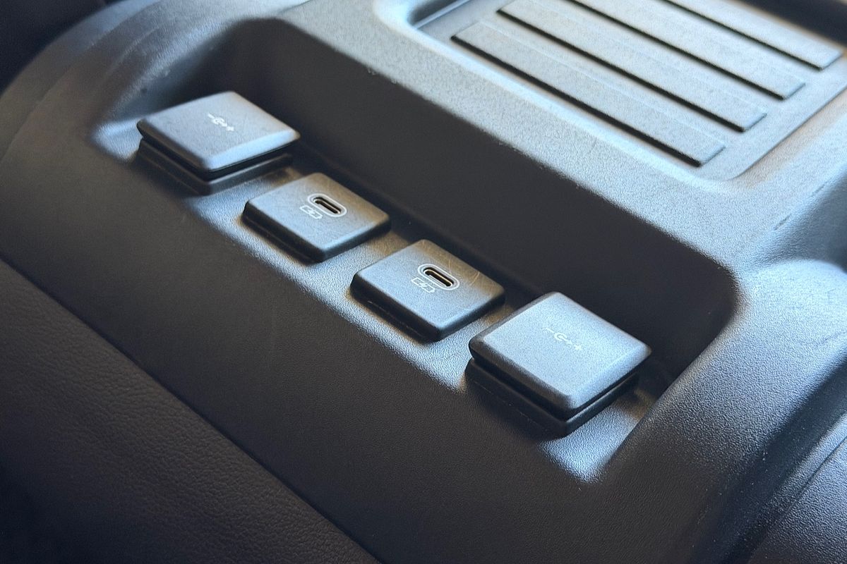 2023 Land Rover Defender 110 D300 SE L663