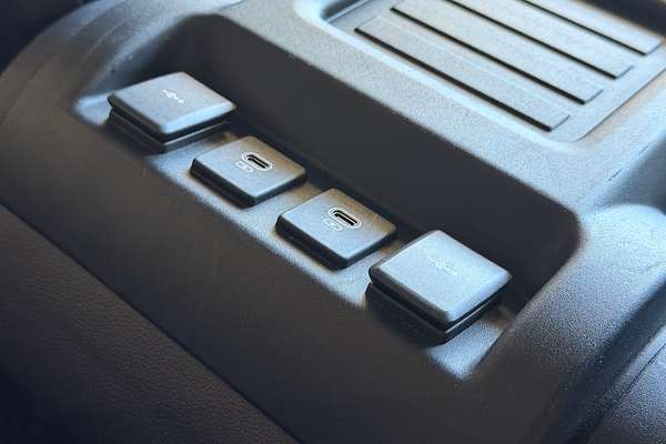 2023 Land Rover Defender 110 D300 SE L663