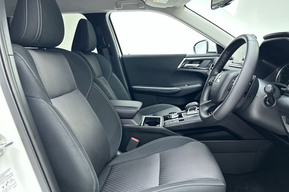 2024 Mitsubishi Outlander LS ZM