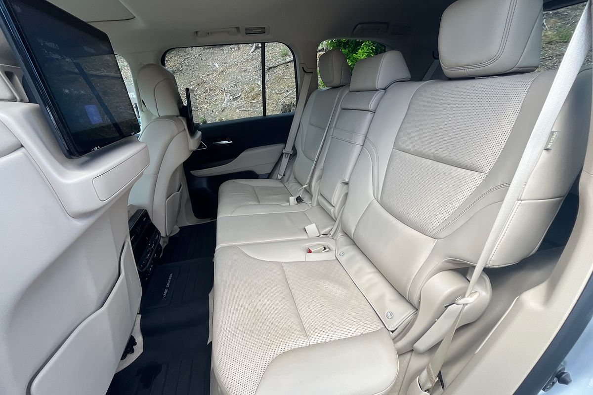 2024 Toyota Landcruiser Sahara FJA300R