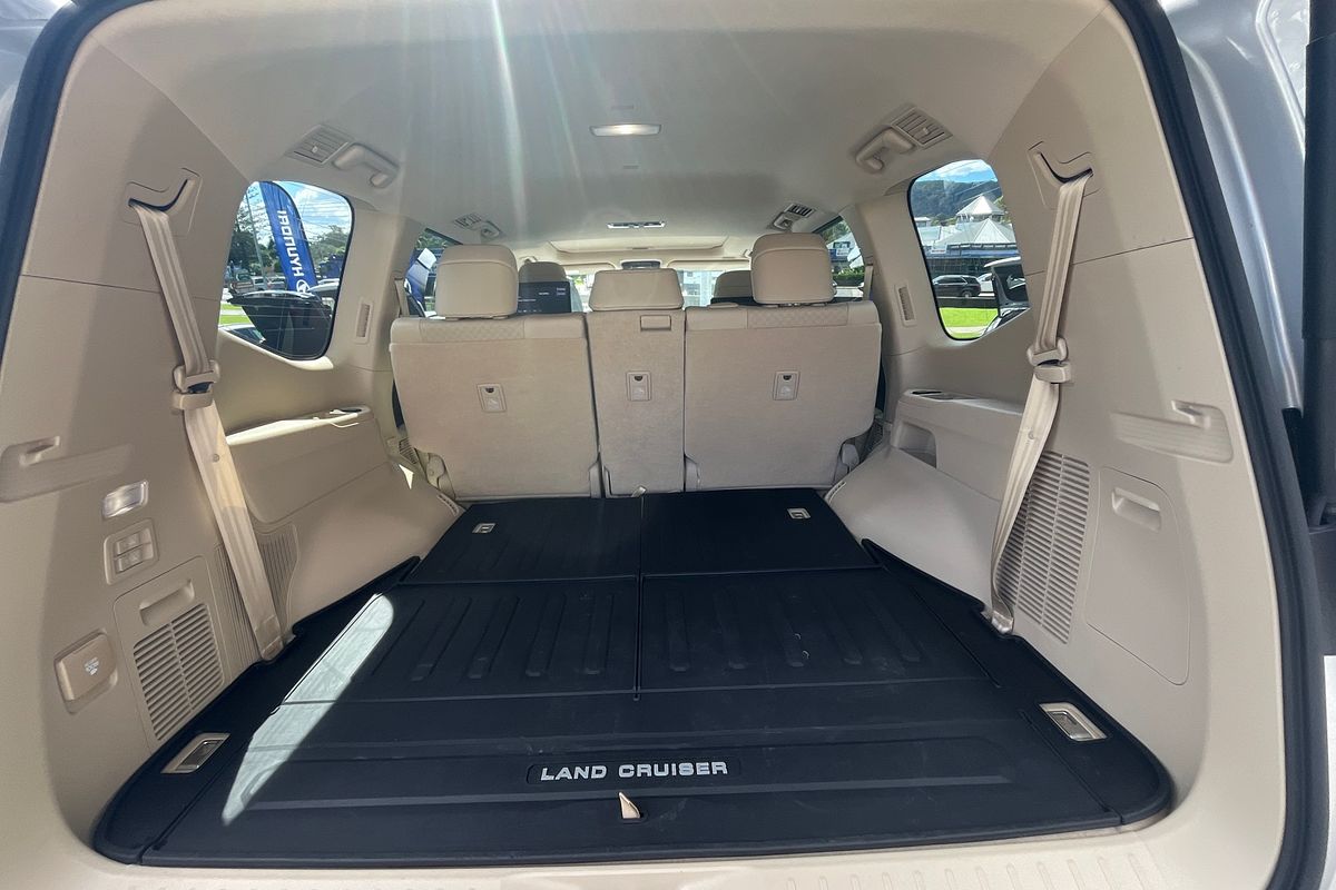 2024 Toyota Landcruiser Sahara FJA300R