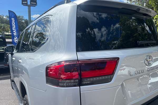 2024 Toyota Landcruiser Sahara FJA300R