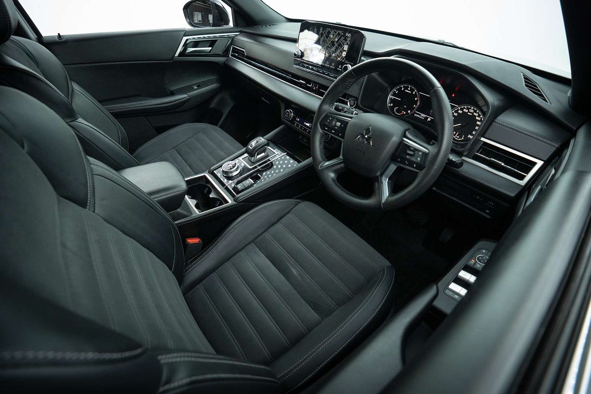 2024 Mitsubishi Outlander Black Edition ZM