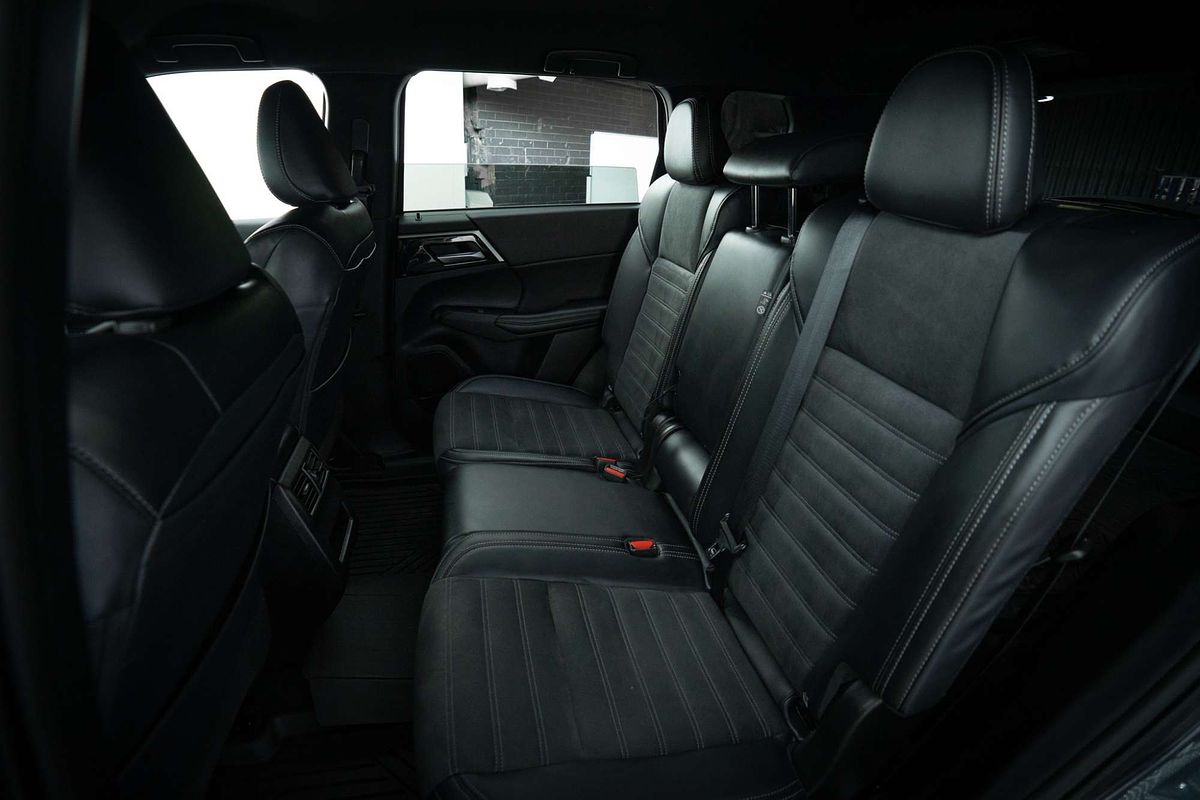 2024 Mitsubishi Outlander Black Edition ZM