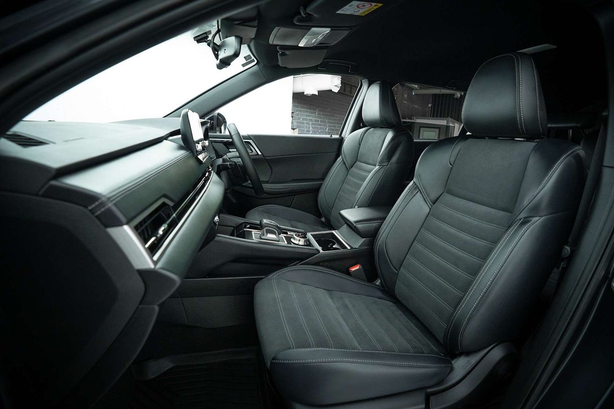 2024 Mitsubishi Outlander Black Edition ZM