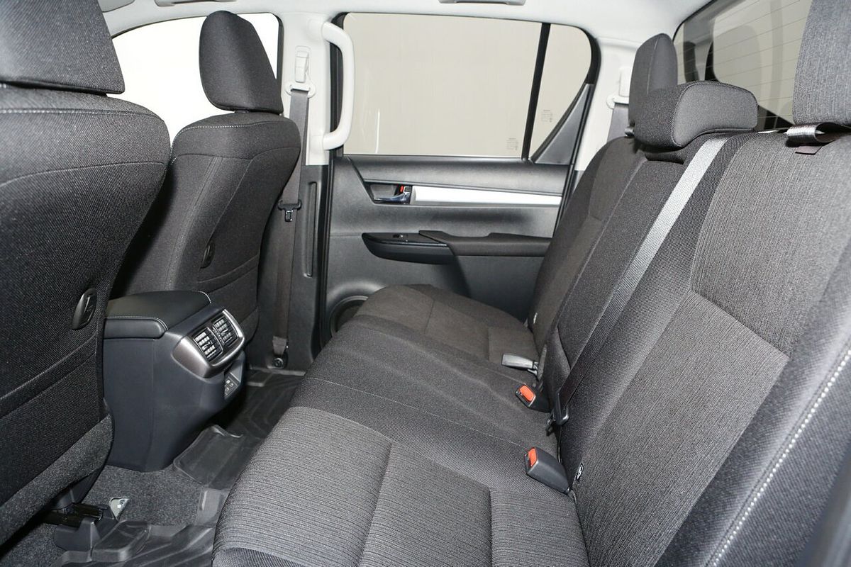 2025 Toyota Hilux SR5 48V GUN126R 4X4