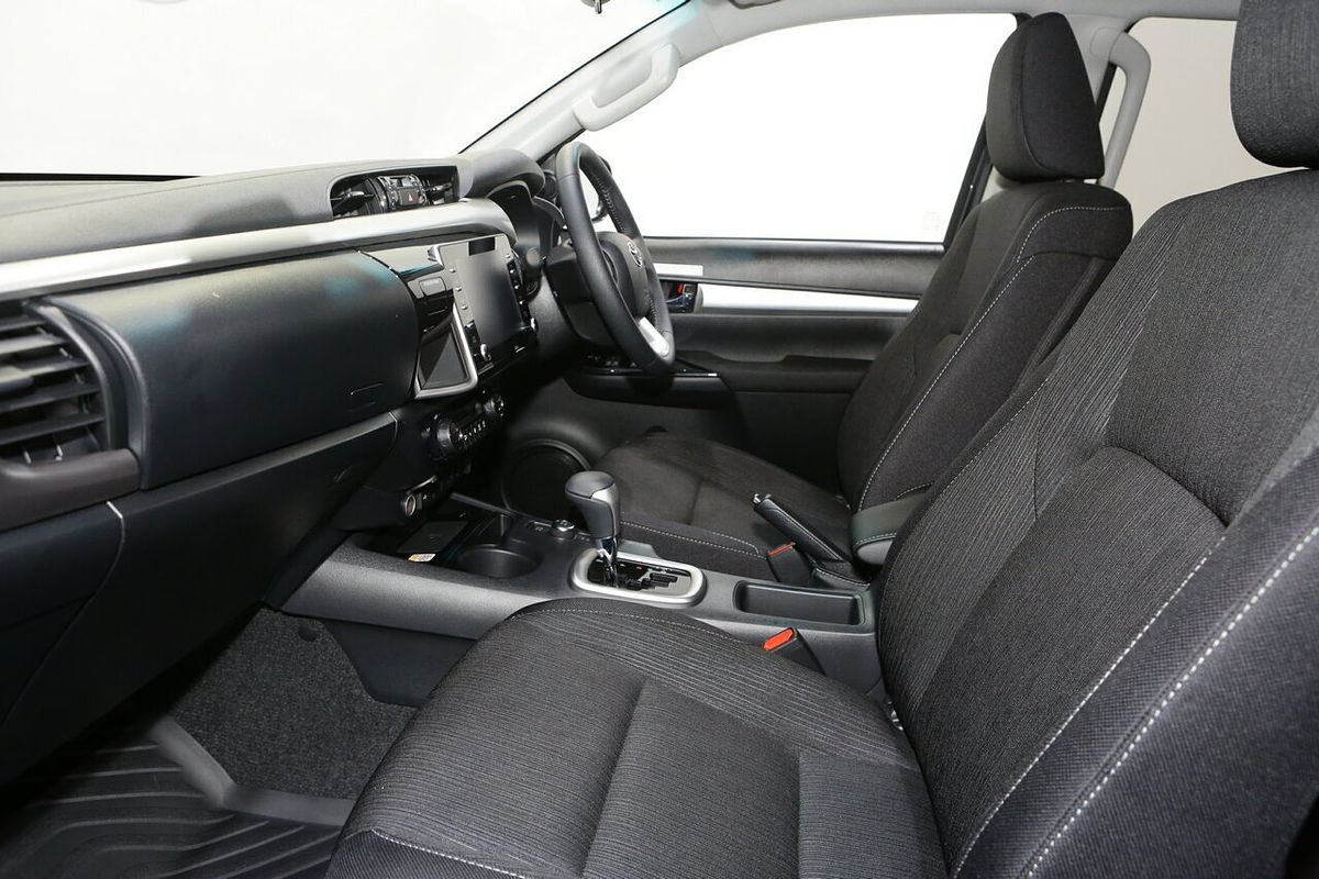 2025 Toyota Hilux SR5 48V GUN126R 4X4