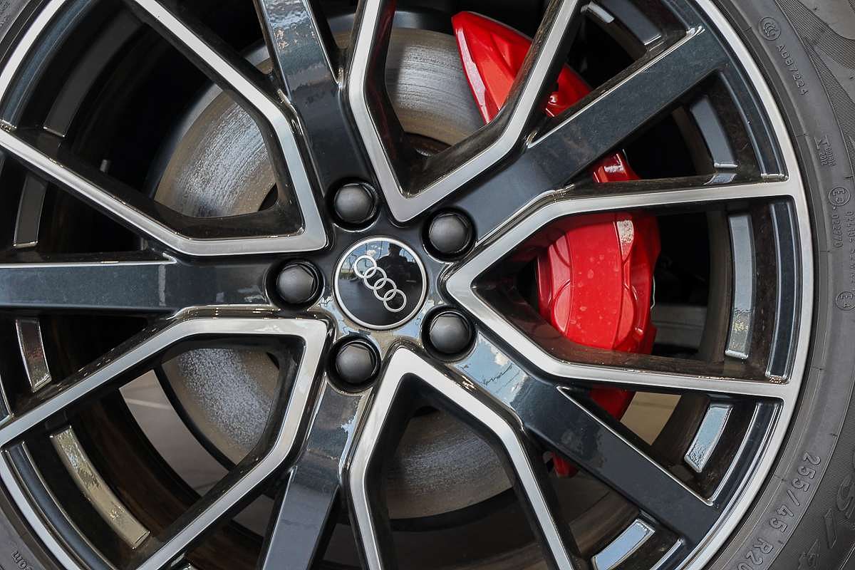 2025 Audi Q5 55 TFSI e S line FY