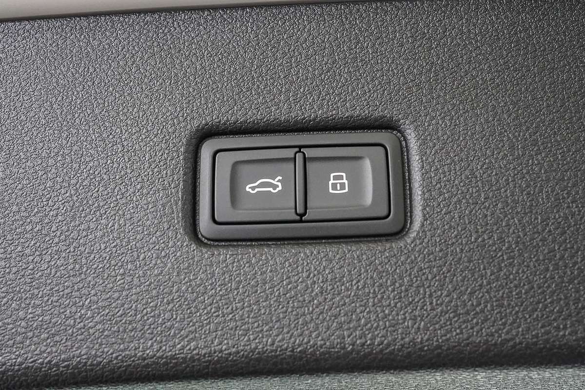 2025 Audi Q5 55 TFSI e S line FY