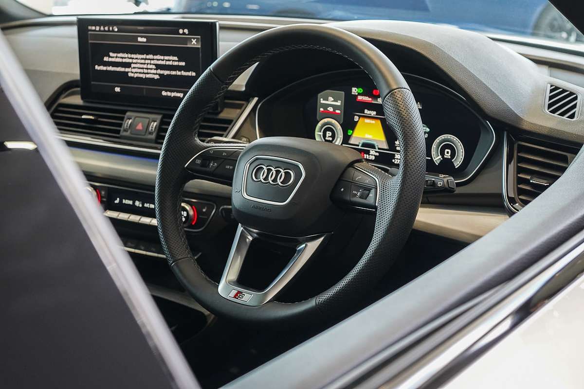 2025 Audi Q5 55 TFSI e S line FY