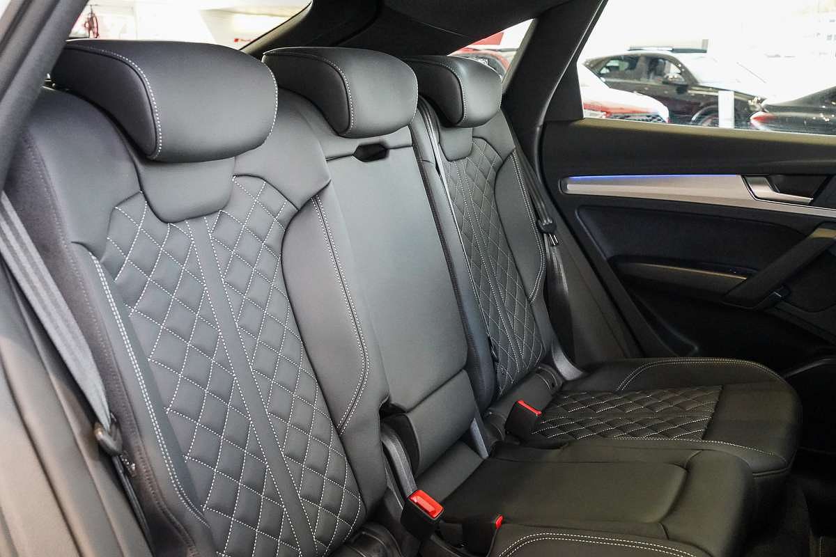 2025 Audi Q5 55 TFSI e S line FY
