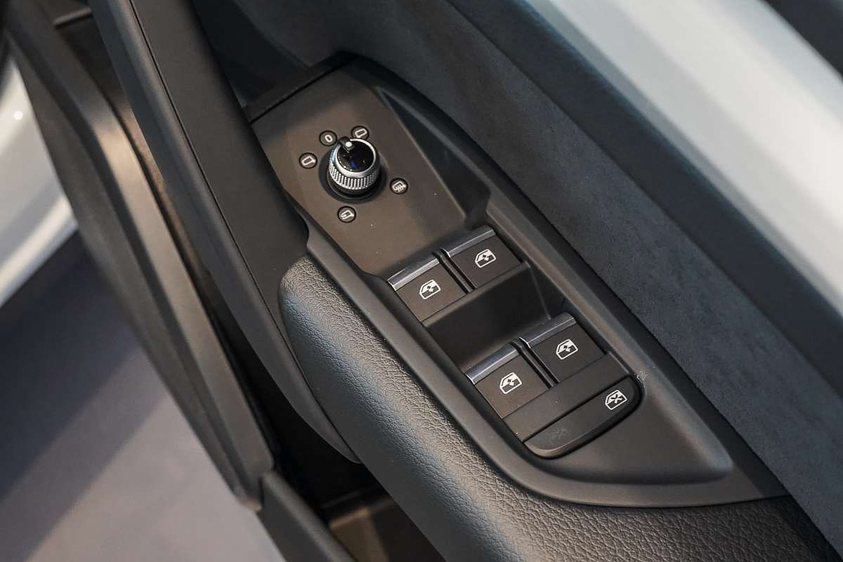 2025 Audi Q5 55 TFSI e S line FY