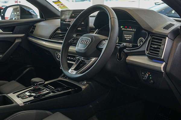 2025 Audi Q5 55 TFSI e S line FY