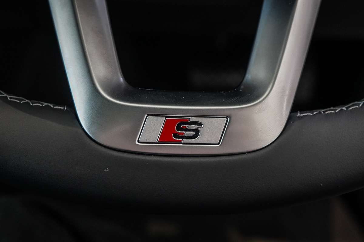 2025 Audi Q5 55 TFSI e S line FY