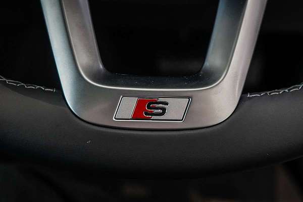 2025 Audi Q5 55 TFSI e S line FY