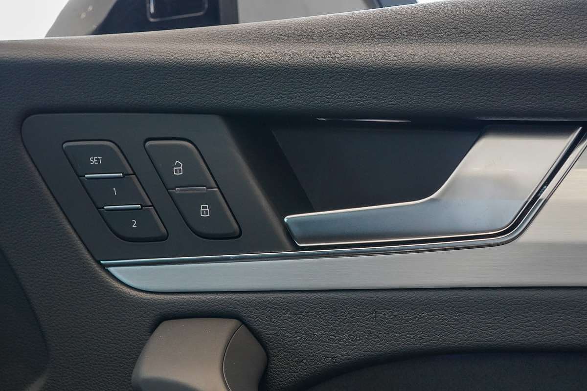 2025 Audi Q5 55 TFSI e S line FY