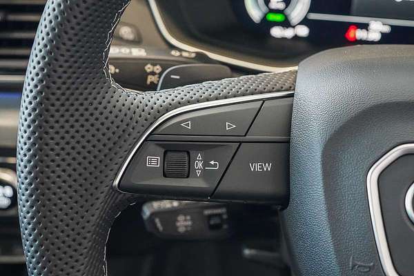 2025 Audi Q5 55 TFSI e S line FY