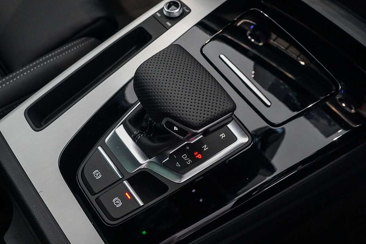 2025 Audi Q5 55 TFSI e S line FY